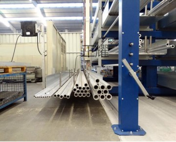 上海铝型材货架行车省空间存放生产中的多有铝型材