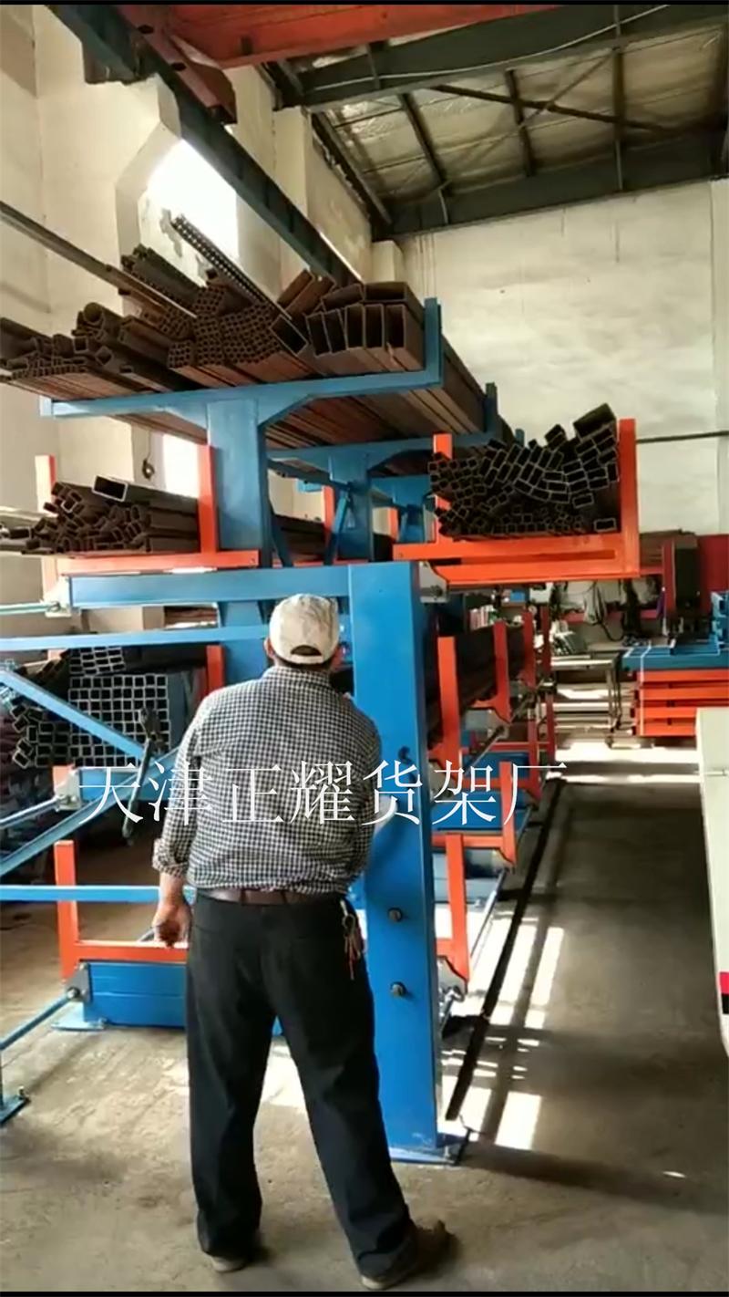 杭州钢材货架伸缩悬臂式结构手动摇出存取方便，使用，节省人力。